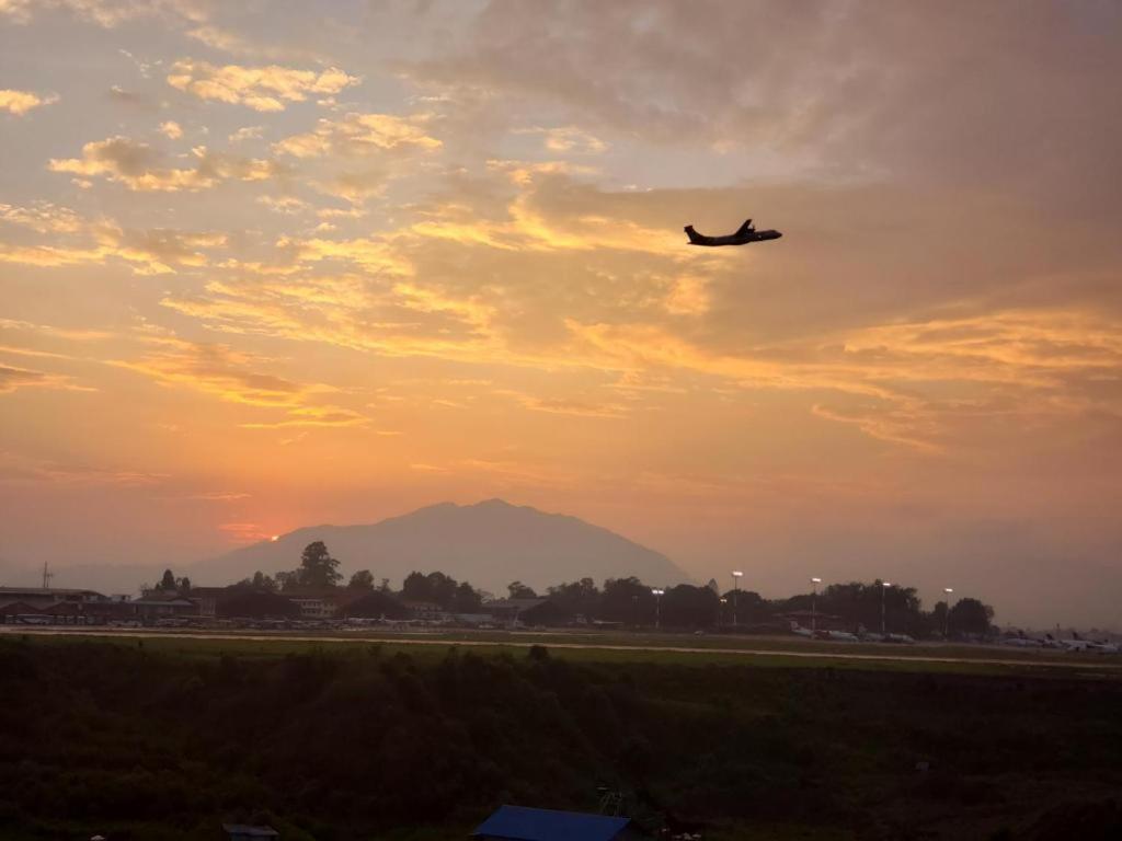 Kathmandu Airport View Hotel And Lodge Zewnętrze zdjęcie